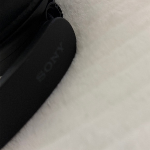 Sleek Black Wireless Headphones - Picture 3 of 5